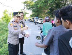 Momen Bulan Ramadhan, Polres Rembang Bagikan Ratusan Takjil di Rowo Setro