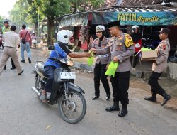 Hari Ke-8 Bulan Ramadhan, Kapolres Rembang Bersama PJU Kembali Bagi Takjil Gratis Di Jalan Dr. Wahidin