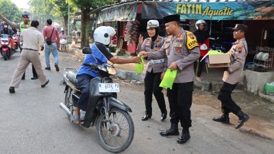 Hari Ke-8 Bulan Ramadhan, Kapolres Rembang Bersama PJU Kembali Bagi Takjil Gratis Di Jalan Dr. Wahidin