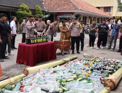Jelang Lebaran 1446 H : Polres Rembang Berhasil Musnahkan Ribuan Botol Jenis Minuman Keras selama Operasi Pekat Candi 2025