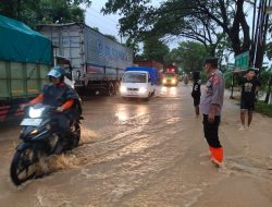 Polres Rembang, Sigap Turun Langsung Menangani Banjir Akibat Hujan Deras