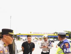 Lihat Mobil Mogok di Gerbang Tol Kalikangkung, Polisi Ini Sigap Turun Dari Pos Bantu Pemudik