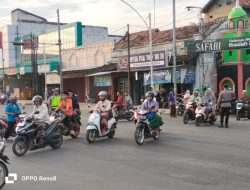 Menjelang Buka Puasa, Anggota Posko Terpadu Laksanakan Pengaturan Lalin di Alun-alun Lasem.