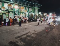 Pengamanan Sholat Tarawih : Anggota Polsek Sarang Laksanakan Pengaturan Lalu Lintas