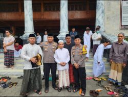 Kapolres Rembang Menunaikan Ibadah Sholat Di Masjid Agung Rembang