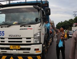 Personil Polres Rembang Borong Dagangan Milik Warga Kemudian Di Bagi-bagikan Menjelang Buka Puasa