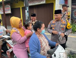 Tebar Kebahagiaan Momen Ramadhan, Kapolres Rembang Kembali Bagi-bagi Takjil di Kawasan Kota Pusaka Lasem