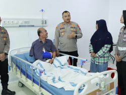 Wujud Kepedulian Terhadap Anggota, Kapolres Rembang Besuk Anggota Tengah Sakit Akibat Laka Lantas