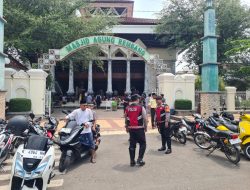 Standby Di Kawasan Masjid Agung Rembang, Sat Samapta Polres Rembang Amankan Ibadah Sholat Jum’at