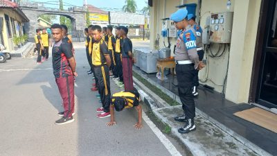 Kontrol Sikap Tampang, Si Propam Polres Rembang Gaktiblin Bintara Remaja Polres Rembang