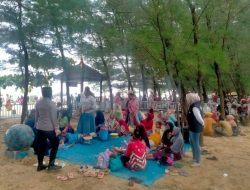 Polwan Polres Rembang : Berikan Himbauan Pada Pengunjung Wisat Karang Jahe Beach