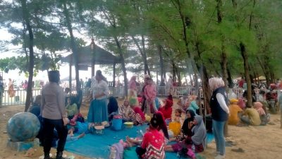 Polwan Polres Rembang : Berikan Himbauan Pada Pengunjung Wisat Karang Jahe Beach