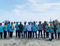 Kapolsek Rembang Kota Bersama Anggota Laksanakan Pengamanan Larung Sesaji Sedekah Laut
