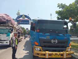 Rawan Timbulkan Kecelakaan, Sat Lantas Polres Rembang Tegur Truk Parkir Sembarangan