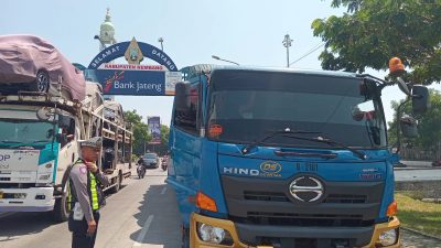 Rawan Timbulkan Kecelakaan, Sat Lantas Polres Rembang Tegur Truk Parkir Sembarangan