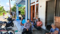 Bhabinkamtibmas Polsek Sarang Berbaur dengan Masyarakat Saat Sambang Kamtibmas di Wilayah Binaan