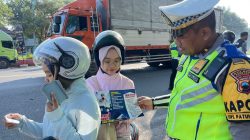 Ops Patuh Candi 2025, Satlantas Polres Rembang Sosialisasi Melalui Leaflet saat Gaktur Pagi
