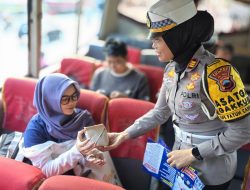 Rangkaian Ops Patuh Candi 2025, Satlantas Polres Rembang Gelar Giat Simpatik dengan Bagi-Bagi Makanan
