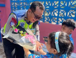 Satlantas Polres Rembang Sambangi TK Bhayangkari, Sapa Murid-Murid dalam Rangka Kegiatan Polsanak