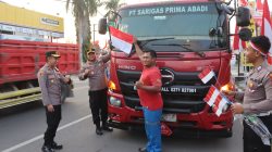 Sambut HUT Kemerdekaan RI ke 80, Polres Rembang Bagikan dan Pasang Bendera Merah Putih untuk Pengendara