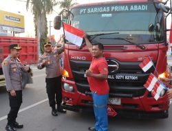 Sambut HUT Kemerdekaan RI ke 80, Polres Rembang Bagikan dan Pasang Bendera Merah Putih untuk Pengendara