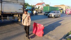 Polsek Lasem Gelar Patroli di Jalan Nasional Jembatan Babagan Soditan, Tertibkan Truk Parkir Liar