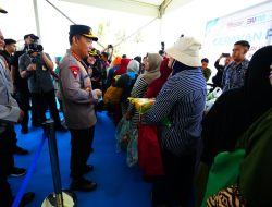 Kapolri Berikan Bansos dan Salurkan Bahan Pangan Murah di Semarang