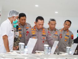 Pastikan Mutu dan Kualitas Produk Makanan SPPG Polri, Kapolri Cek Langsung Proses Food Security Test di SPPG Gedawang