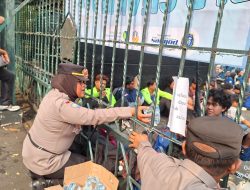 Momen Simpatik Petugas Warnai Pengamanan Humanis Aksi Unjuk Rasa Mahasiswa di Depan Kantor Gubernur Jateng