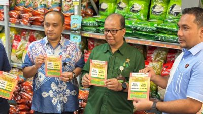 Pastikan Harga Beras Tetap Terjangkau, Tim Satgas Pangan Polda Jateng Tempel Stiker HET Beras Medium dan Premium di Pertokoan Modern