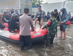 Polsek Genuk Terjunkan Personel Bantu Warga dan Lakukan Rekayasa Lalu Lintas