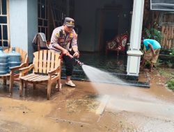 Polresta Pati Terjun Langsung Bantu Warga yang Terdampak Banjir