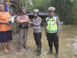 Satlantas Polres Rembang Gelar Bakti Sosial Bantuan Sembako Kepada Warga Terdampak Banjir Di Desa Tambak Agung Kaliori
