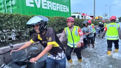 Terjang Banjir Demi Warga, Personel Brimob Polda Jateng Hadirkan Rasa Aman Bagi Masyarakat di Tengah Bencana