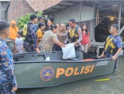 Tim SAR Ditpolairud Polda Jateng Bagikan 100 Paket Makanan untuk Warga Terdampak Banjir