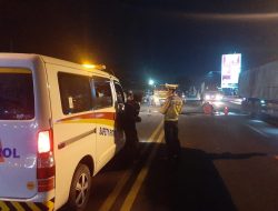Anggota Satlantas Polres Rembang Beri Himbauan Pemasangan Penerangan di Lokasi Perbaikan Jembatan