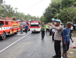 Aksi Sigap Kapolres Purworejo Turun Tangan Bersihkan Solar Tumpah Pasca – Kecelakaan Maut di Bener