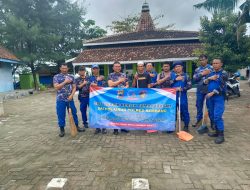Satpolairud Polres Rembang Gelar Bhakti Sosial Bersih-Bersih Rumah Ibadah dalam Rangka HUT Polairud ke-75