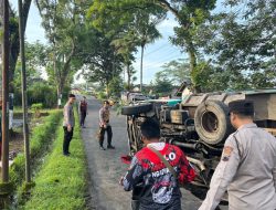 Polri Gerak Cepat Tangani Truk Bermuatan Pasir Terguling di Jalur Ngadirojo – Nguntoronadi