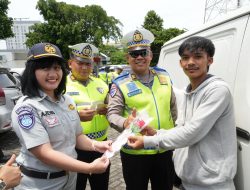 Petugas Gabungan Operasi Zebra Candi 2025 Gelar Sosialisasi Tertib Berlalulintas, Bagikan Souvenir dan Hadirkan Samsat Keliling