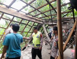 Sinergi TNI Polri Bantu Warga Bersihkan Puing Longsor