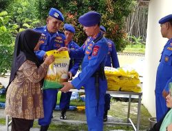 Satpolairud Polres Kebumen Salurkan Bansos untuk Warga Pesisir Ayah dalam Rangka HUT Polairud 2025