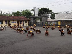 Hujan Tak Surutkan Semangat, Anggota Polres Rembang Gelar Olahraga Bersama di Mapolres
