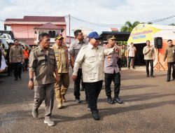 Kapolri Dampingi Presiden Cek Lokasi Pengungsian Korban Banjir di Tapanuli Tengah