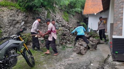 Bhabinkamtibmas Polsek Sluke Lakukan Pengecekan Longsor Tebing di Desa Manggar