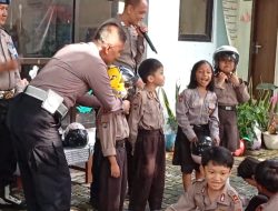 Cara Unik Polda Jateng Edukasi Keselamatan, Ajari Siswa TK Simulasi Rambu dan Pakai Helm “Klik”